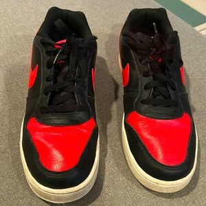 Nike low top dunk like shoes.  Men’s size 9.5